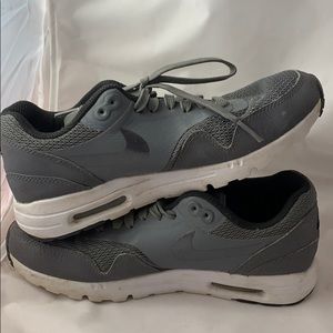 Nike AirMax Women’s Sneakers, 7.5, Grey, EUC